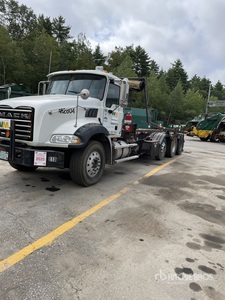2009 Mack GU813 Roll-Off Truck