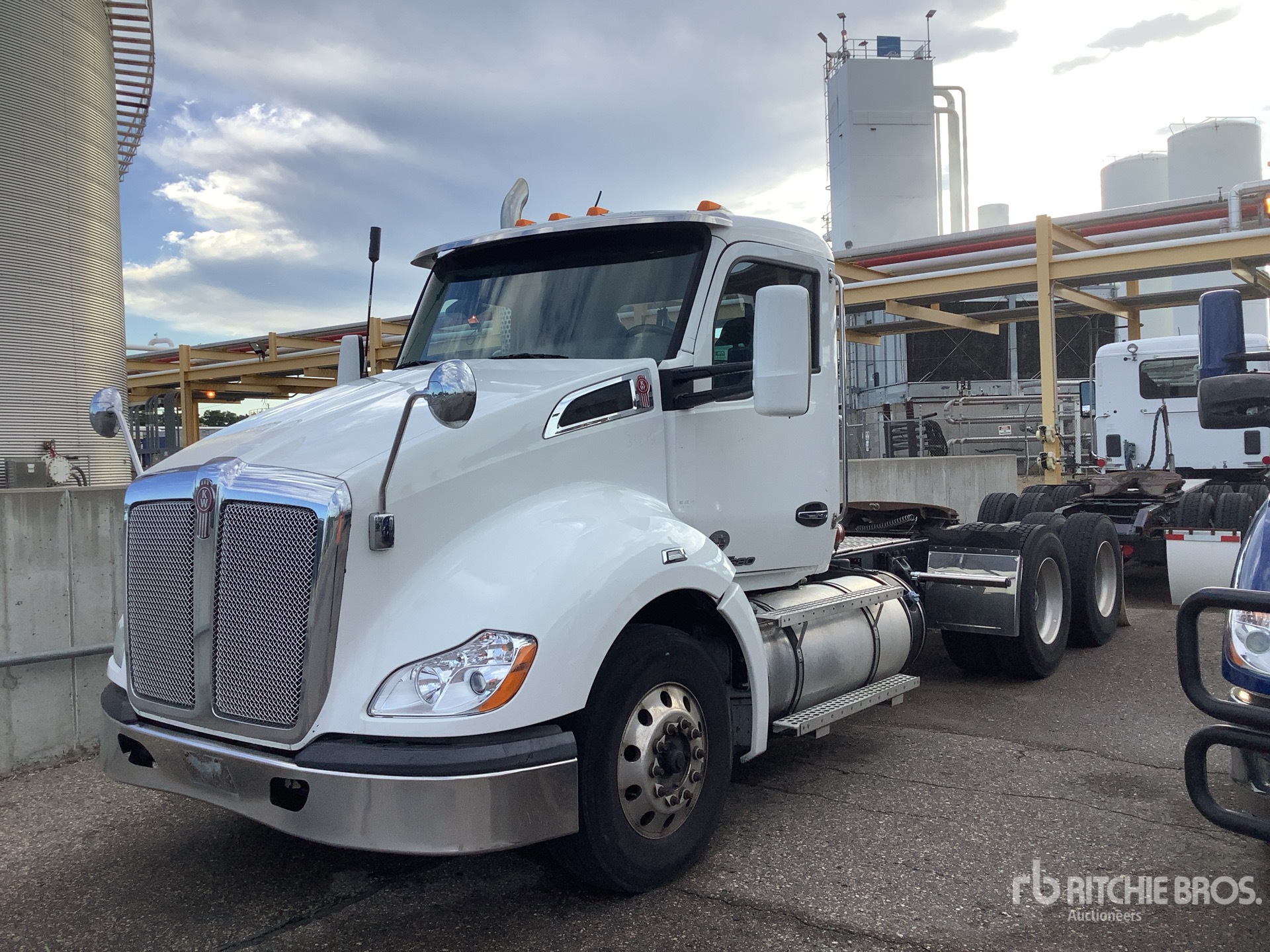 2018 Kenworth T680 Day Cab Truck Tractor