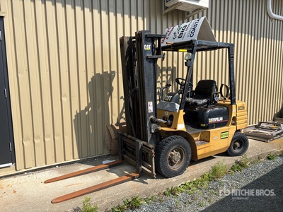 Cat GP25 5000 lb Cushion Tire フォークリフト (Inoperable)