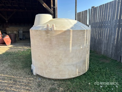 1400 gal Poly Tank