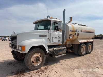 1992 Mack CH613 3731 gal 6x4 Camion cisterna de agua