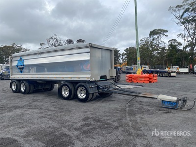 2022 Tefco 7.8 m Quad Dog End Dump Trailer