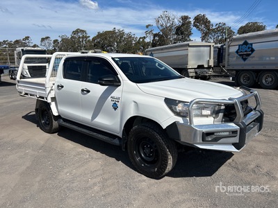 2022 Toyota HiLux SR 4x4 Dual Cab بيك اب