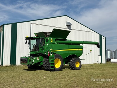 2017 John Deere S680 Combine Harvester