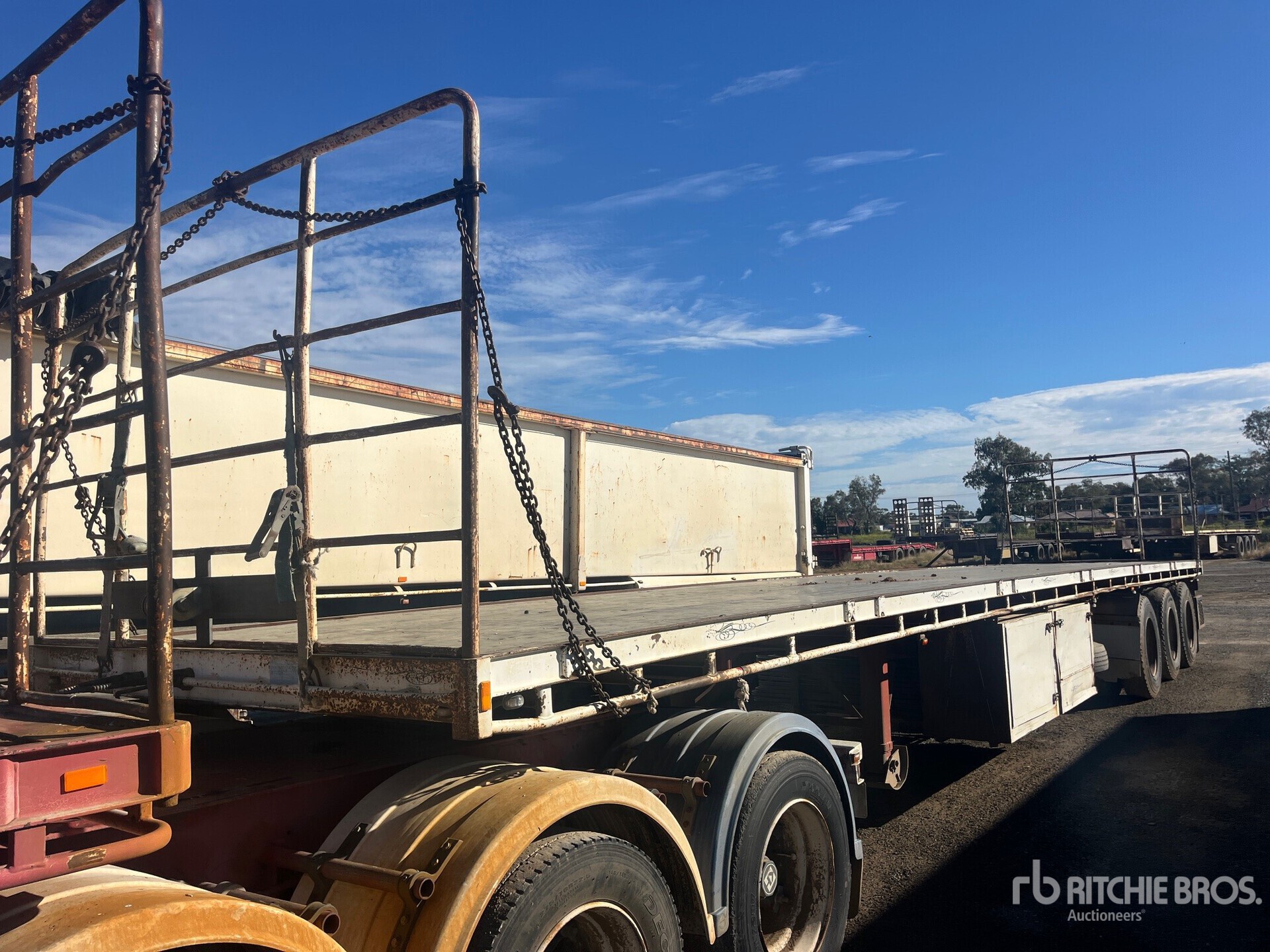 2002 MaxiTrans Flatbed Trailer