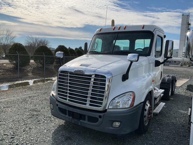 2016 Freightliner Cascadia 125 6x4 T/A Day Cab Truck Tractor