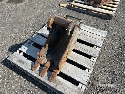 Bobcat 12 in 12 in Diggin Skid Steer Bucket