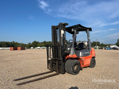 1999 Toyota 7FGU25 4950 lb Pneumatic Tire Forklift