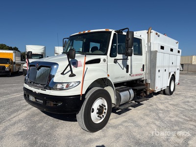 2014 International 4400 4x2 Crew Cab ユーティリティトラック
