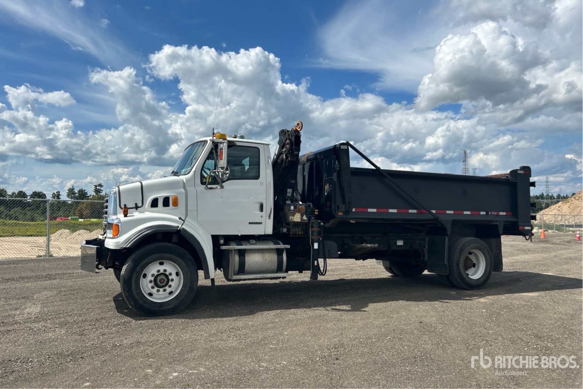 2009 Sterling L7500 4x2 T/A Dump Truck