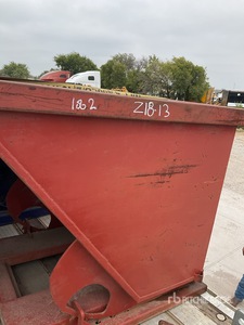 Quantity of (2) 2 cubic Yards, Color Red Container per rifiuti