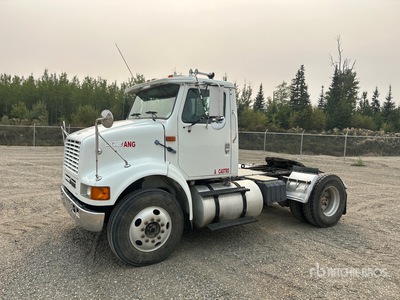 2000 International 8100 4x2 Ciągnik siodłowy z kabiną dzienną S/A