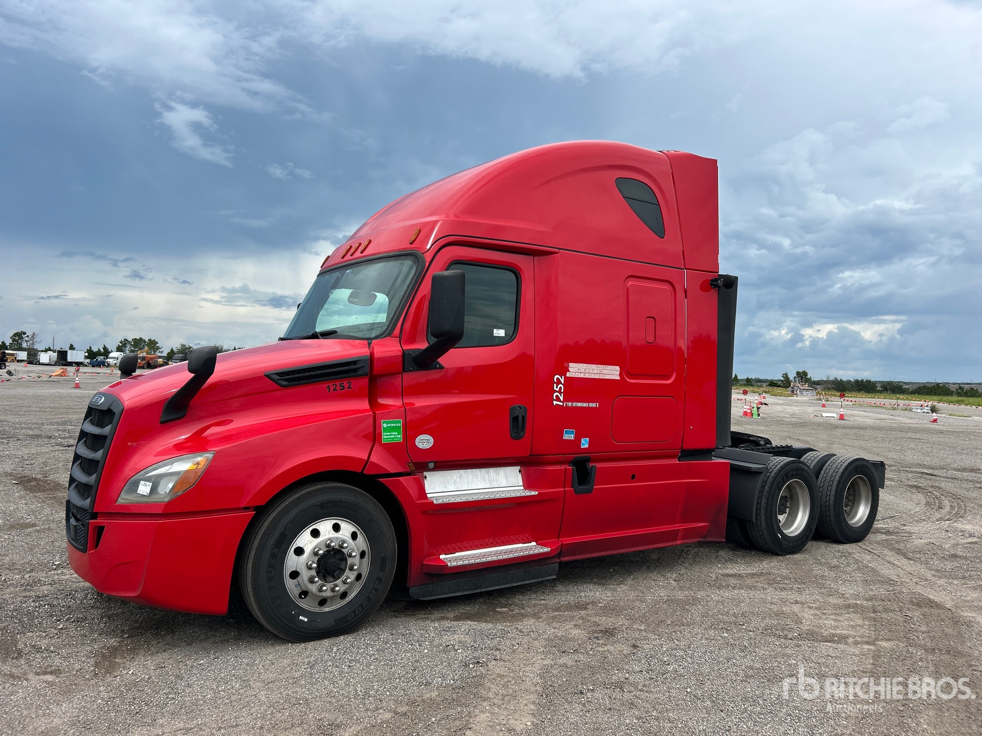 2020 Freightliner Cascadia 126 6x4 T/A Sleeper Truck Tractor