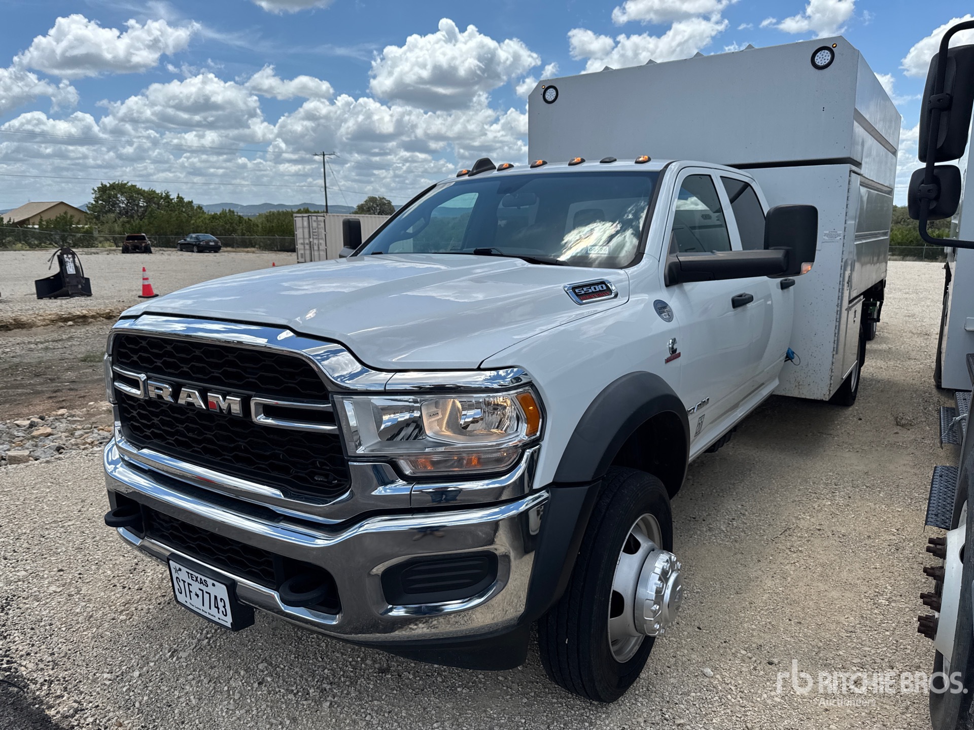 2021 Ram 5500 4x4 Crew Cab Camión con desmenuzadora