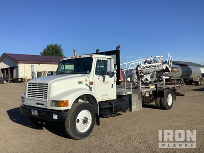 Westmor on 2000 International 4700 4x2 Westmor Ladder Distribution Truck Asphaltversiegelungs-Lkw
