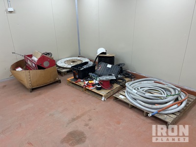 Quantity of Electrical Supplies Pièces diverses