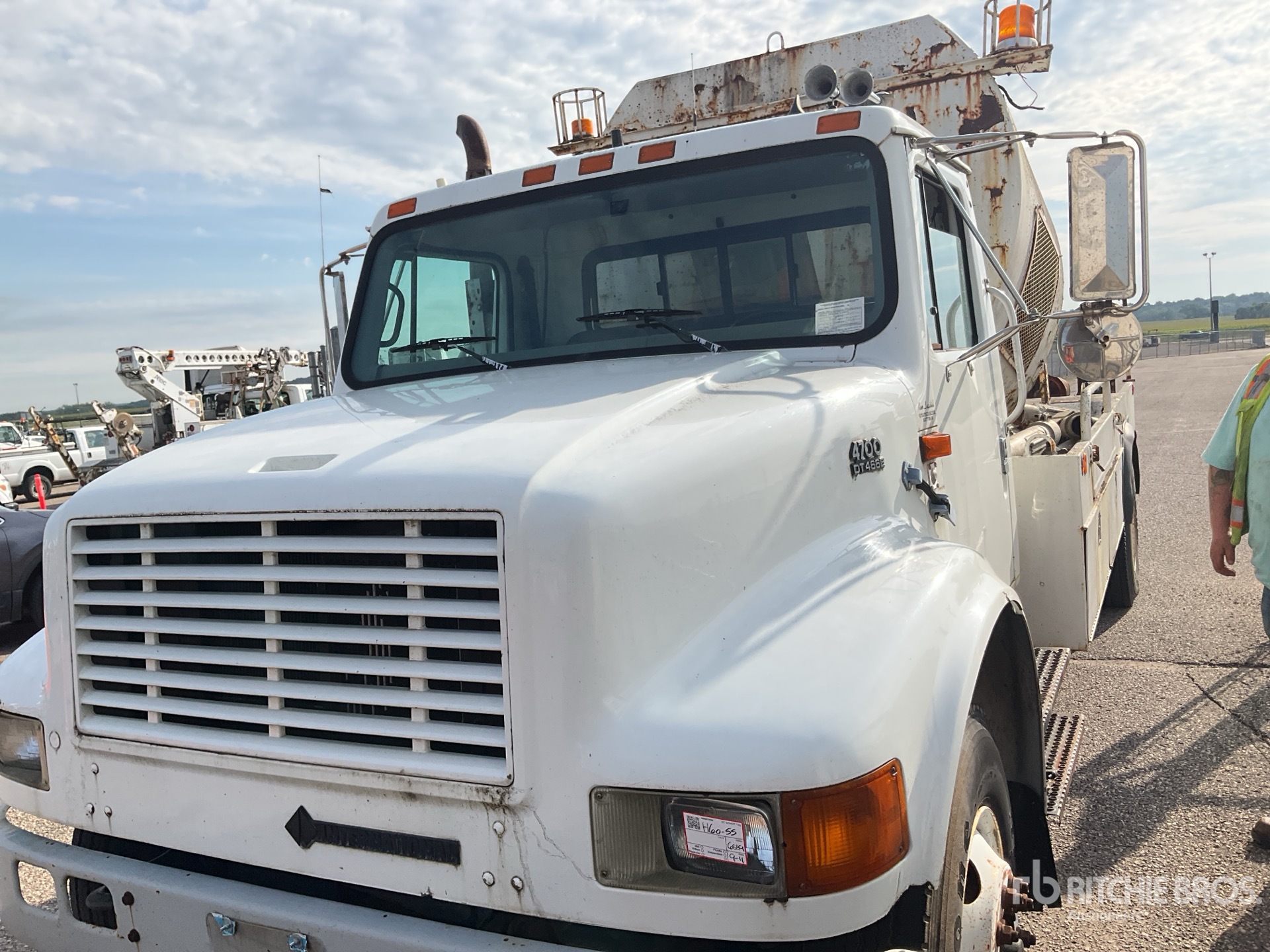 1999 International 4700 4x2 Mixer Truck