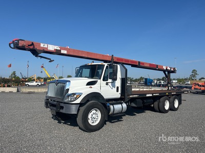 2016 International 7500 6x4 Camion plataforma con transportador