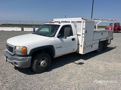 2005 GMC Sierra 3500 4x2 Utility Truck