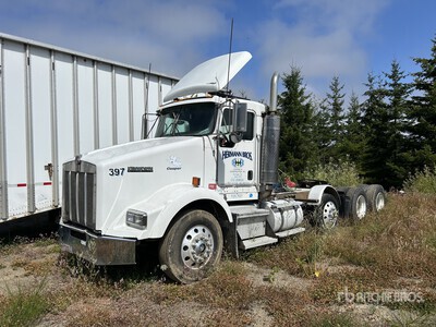 2005 Kenworth T800 8x4 Tri/A Day Cab Truck Tractor