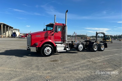 2003 Kenworth T800 8x4 Tri/A Day Cab Truck Tractor