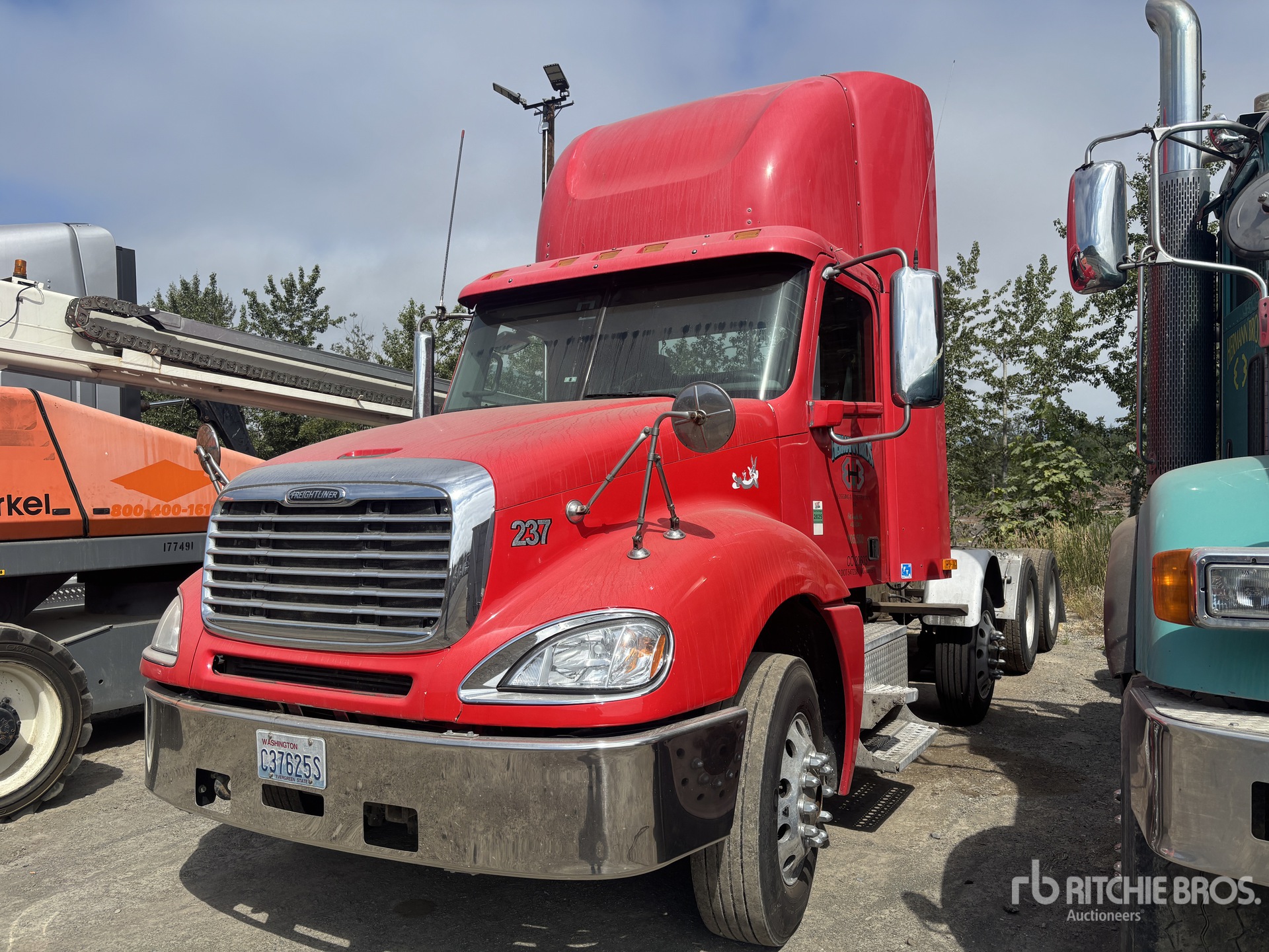 2013 Freightliner Columbia 112 8x4 Tri/A Day Cab Truck Tractor