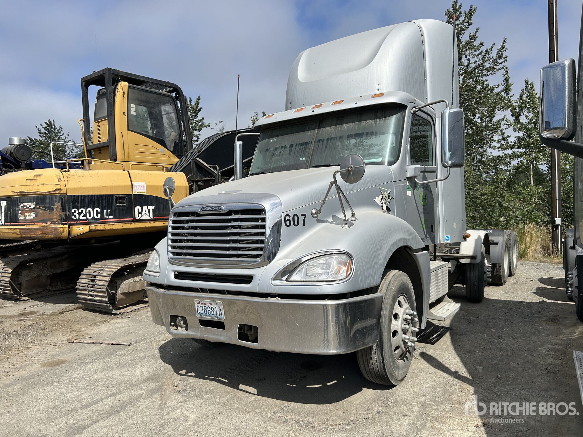 2015 Freightliner Columbia 112 8x4 Tri/A Day Cab Truck Tractor