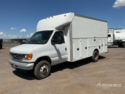 2006 Ford E-450 4x2 شاحنة متعددة الاغراض