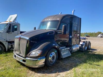 2014 Kenworth T680 6x4 Ciągnik siodłowy T/A z kabiną sypialną (Inoperable)