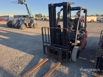 2016 Toyota 8FGU25 4500 lb Pneumatic Tire Montacargas