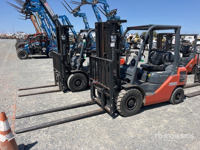 2016 Toyota 8FGU25 3950 lb Pneumatic Tire رافعة شوكية