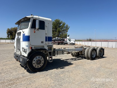 1991 Freightliner FLAO86 6x4 を見 Cab and Chassis