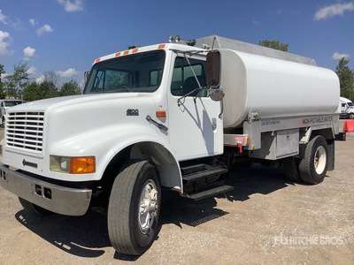 1996 International 4900 2000 gal 4x2 Camion hormigonera