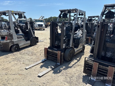 2014 Nissan CF40LP 4000 lb Cushion Tire Chariot Élévateur