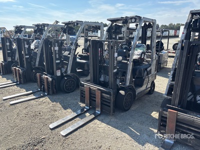 2014 Nissan CF40LP 4000 lb Cushion Tire Chariot Élévateur