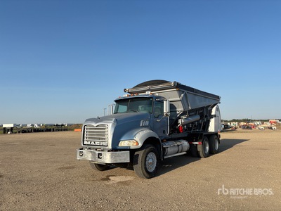 2008 Mack 800 6x4 Camión esparcidor de piedras