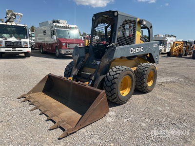 2011 John Deere 332D Minicargadora