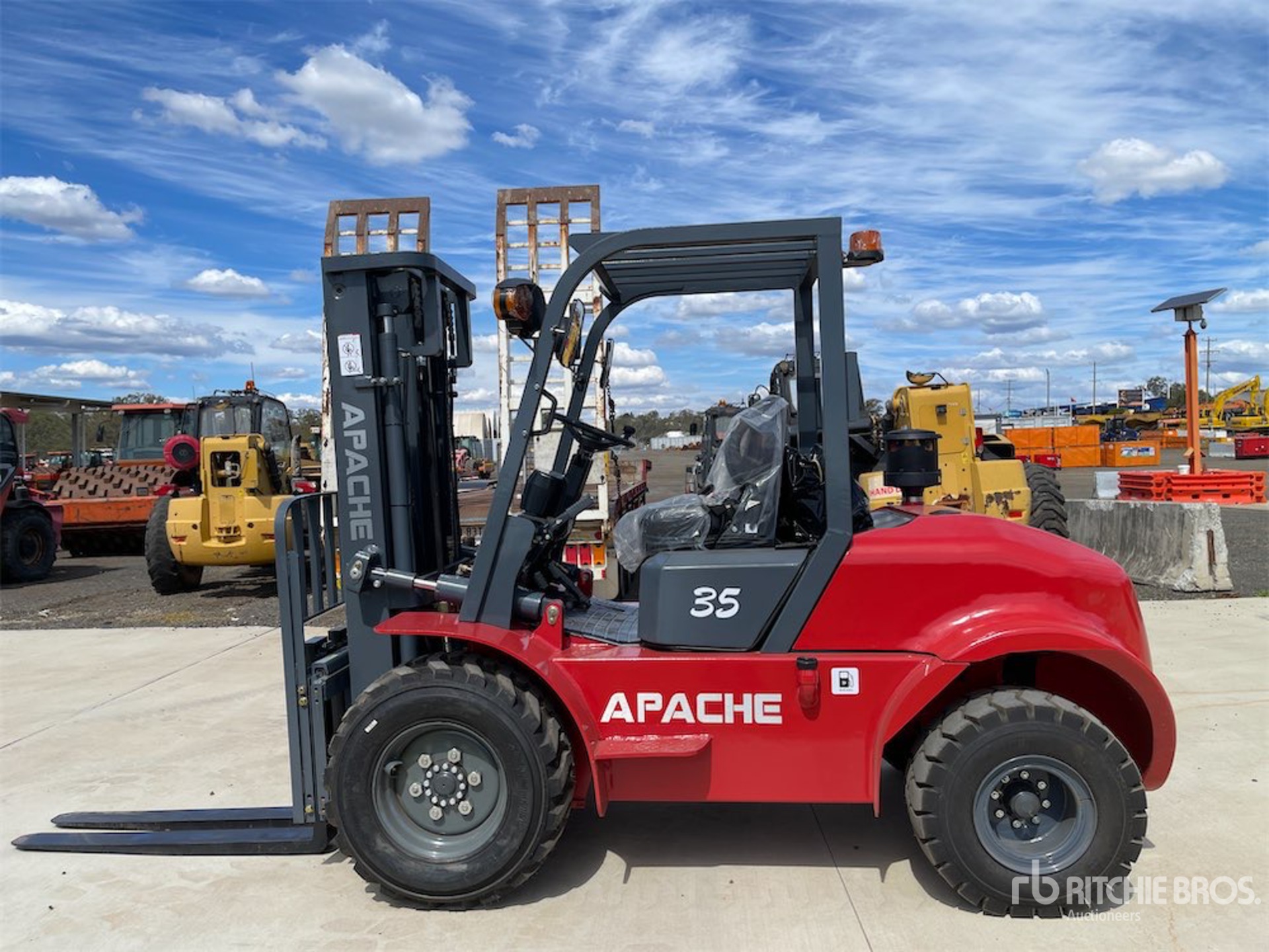Apache 3.5 ton Forklift (Unused)