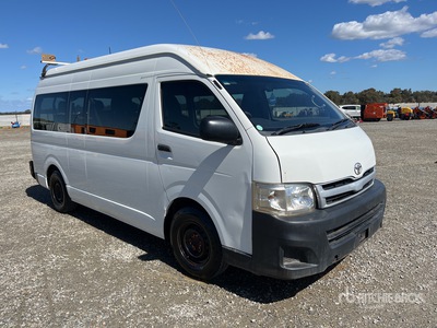 2013 Toyota HiAce Commuter 200 Series 9 فان نقل ركاب