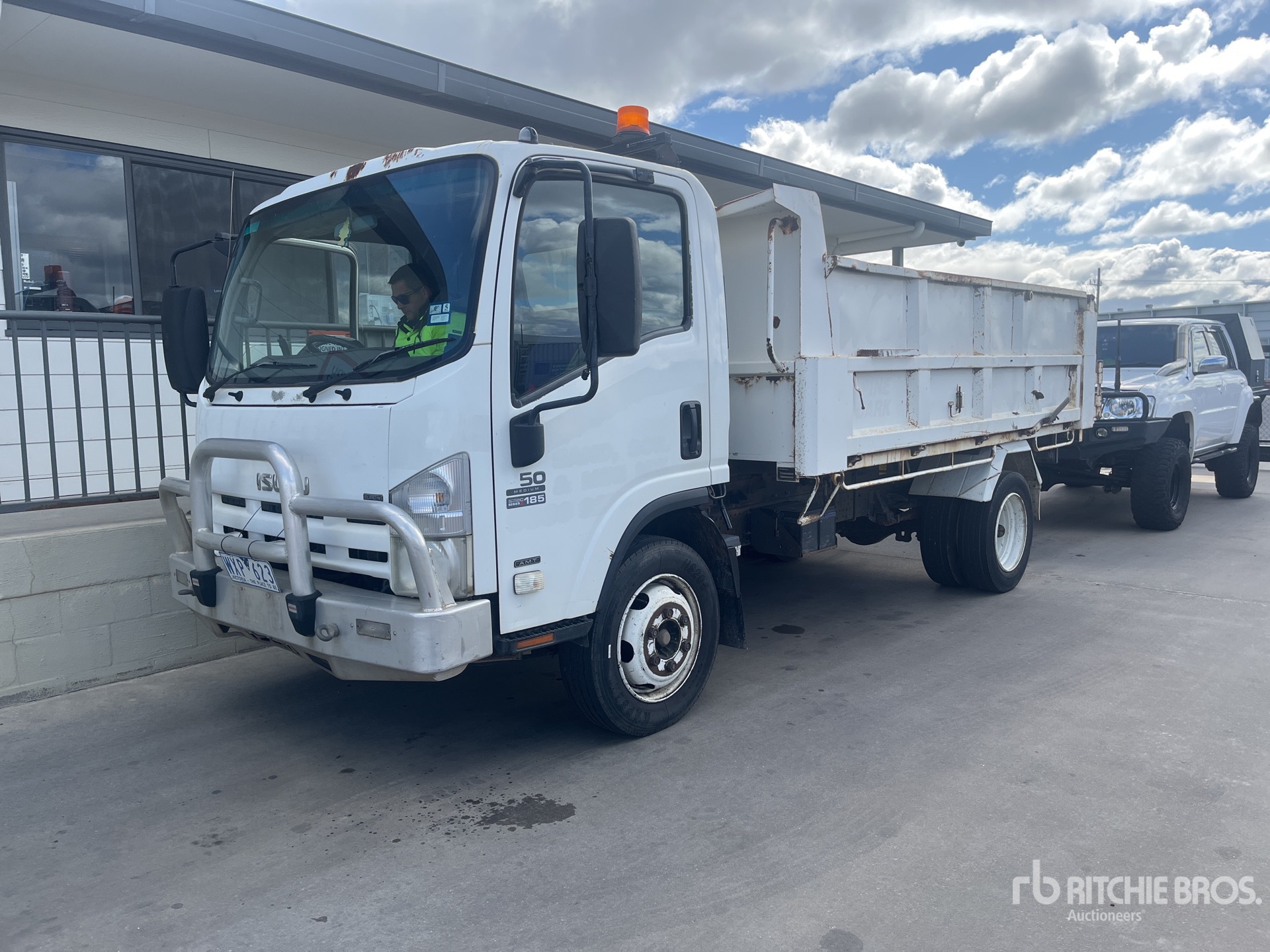 2009 Isuzu NQR S/A Dump Truck
