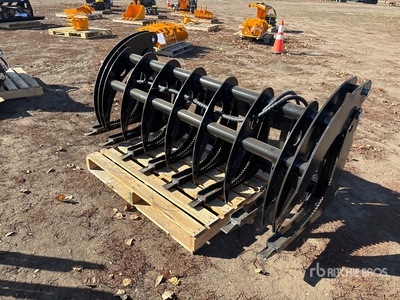 2025 GIYI GYCLG72C 72 in Curved Wood Grabber Skid Steer Grapple (Unused)