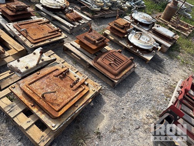 Quantity of (8) Cast Iron Doors Divers - Magasin, entrepôt, consommateur