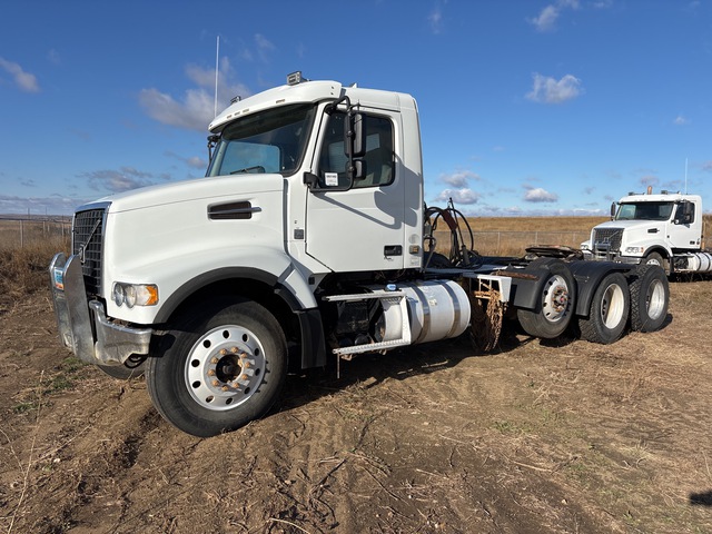 2014 Volvo VHD 8x4 Tri/A Day Cab Truck Tractor 2014 Volvo VHD 8x4 Tri/A Day Cab Truck Tractor