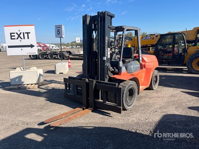 2005 Toyota 7FDU70 13300 lb 4x4 Chariot élévateur tout terrain