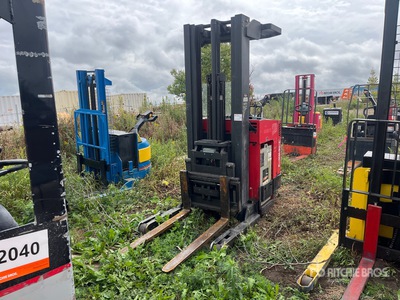 Raymond EASI R40TT 4500 lb Reach Truck