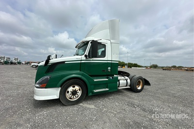 2013 Volvo VNL 4x2 Day Cab Truck Tractor