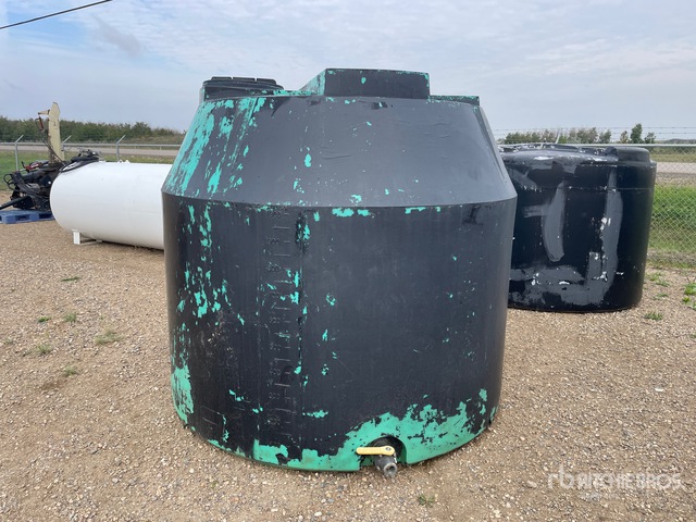 Hold-On 1500 gal Poly Water Tank | Ritchie Bros. Auctioneers