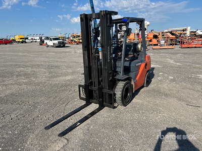 2017 Toyota 8FGU25 4500 lb Pneumatic Tire Wózek widłowy