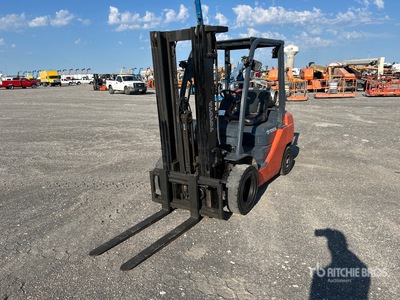 2017 Toyota 8FGU25 4000 lb Pneumatic Tire Wózek widłowy