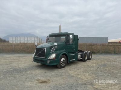 2015 Volvo VNL 6x4 3- Achs Sattelzugmaschine mit Schlafkabine